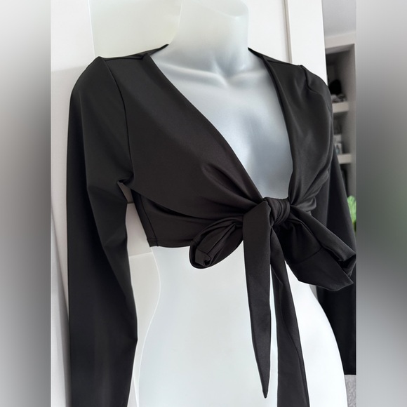 LULU’S Tie-Front Long Sleeve Crop Top Satin Like Finish Size Small Black - Picture 4 of 7